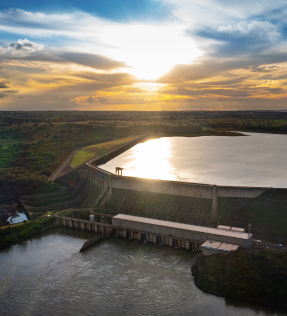Vista da Usina São Simão, com barragem e comportas fechadas, no momento do pôr-do-sol