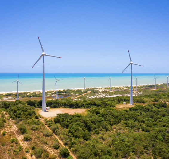 Parque Eólico Millenium na praia, em Mataraca, Paraíba