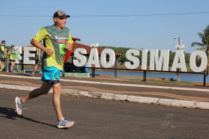 Atleta na Corrida de São Simão, passando pelo letreiro "Eu amo São Simão"
